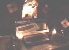 C64-Altar mit entzündeten Kerzen