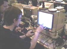 Skern beim Basteln mit seinem C64-Netzwerk